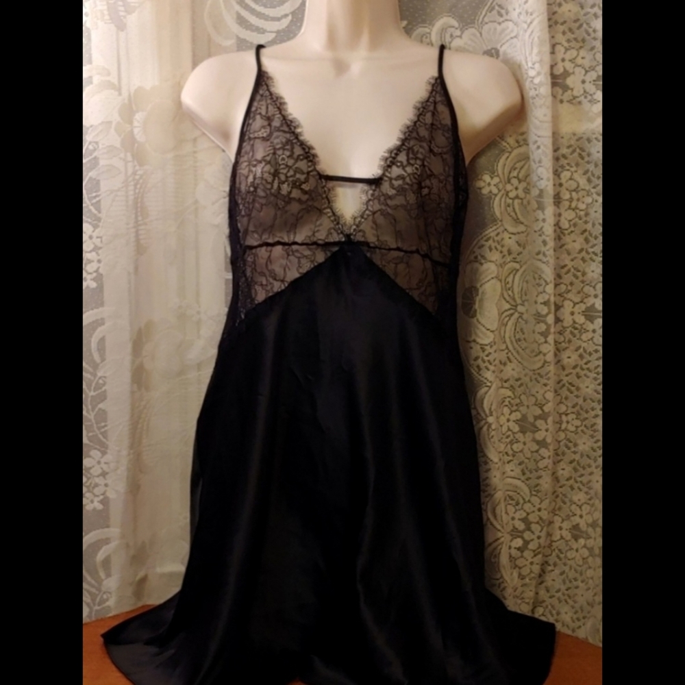 🖤Stunning VS Lace & Satin Slip